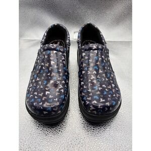 Easy Works by Easy Street Womens 6W Blue Heart Leather Slip Resistant Clogs